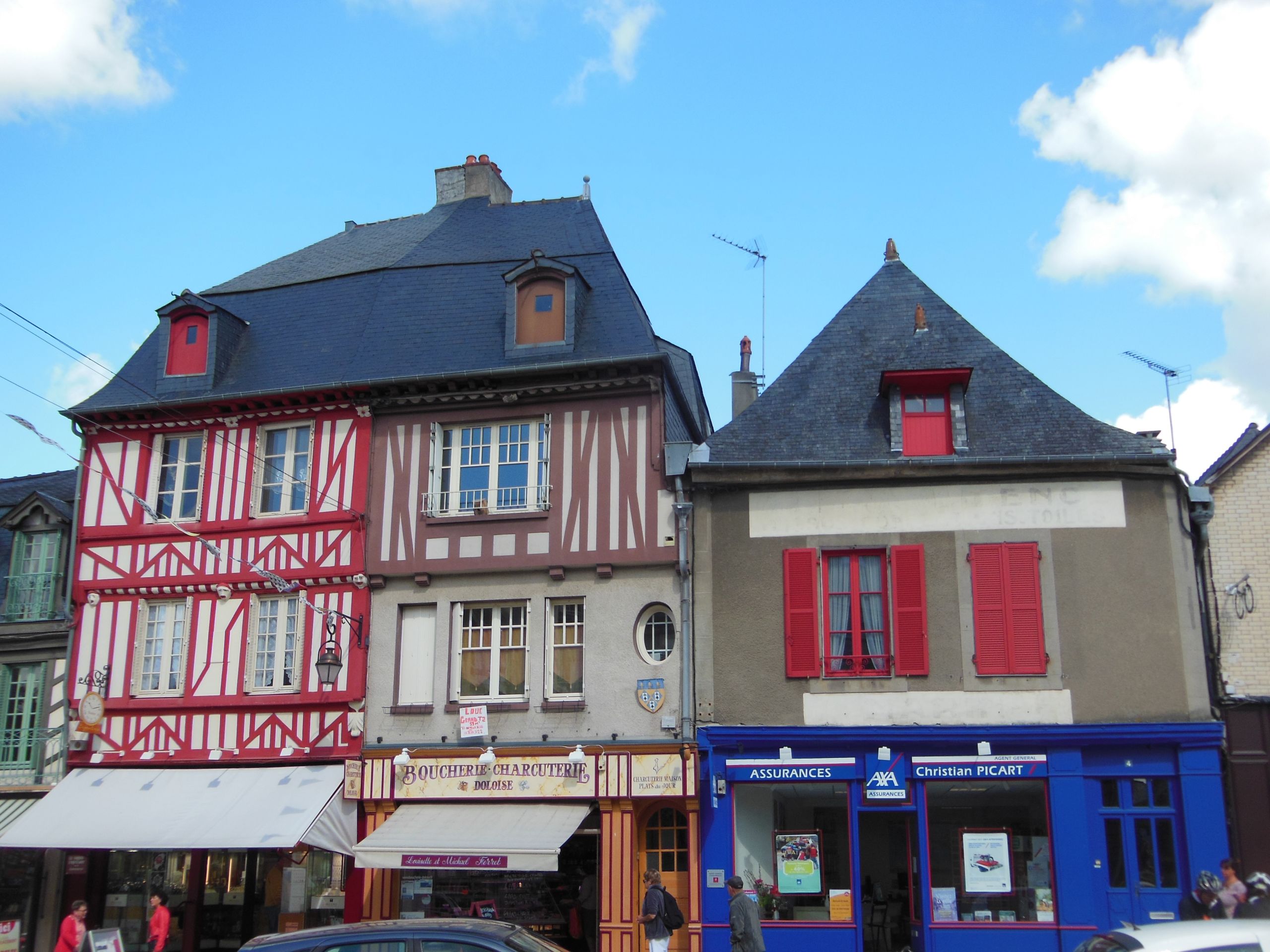 Case a graticcio colorate in un centro storico in Bretagna, Francia.